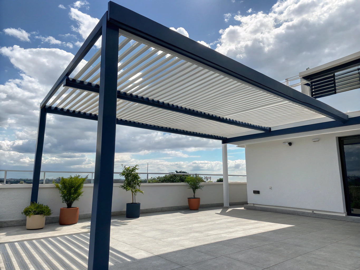 Pergola bioclimatica in giardino al tramonto