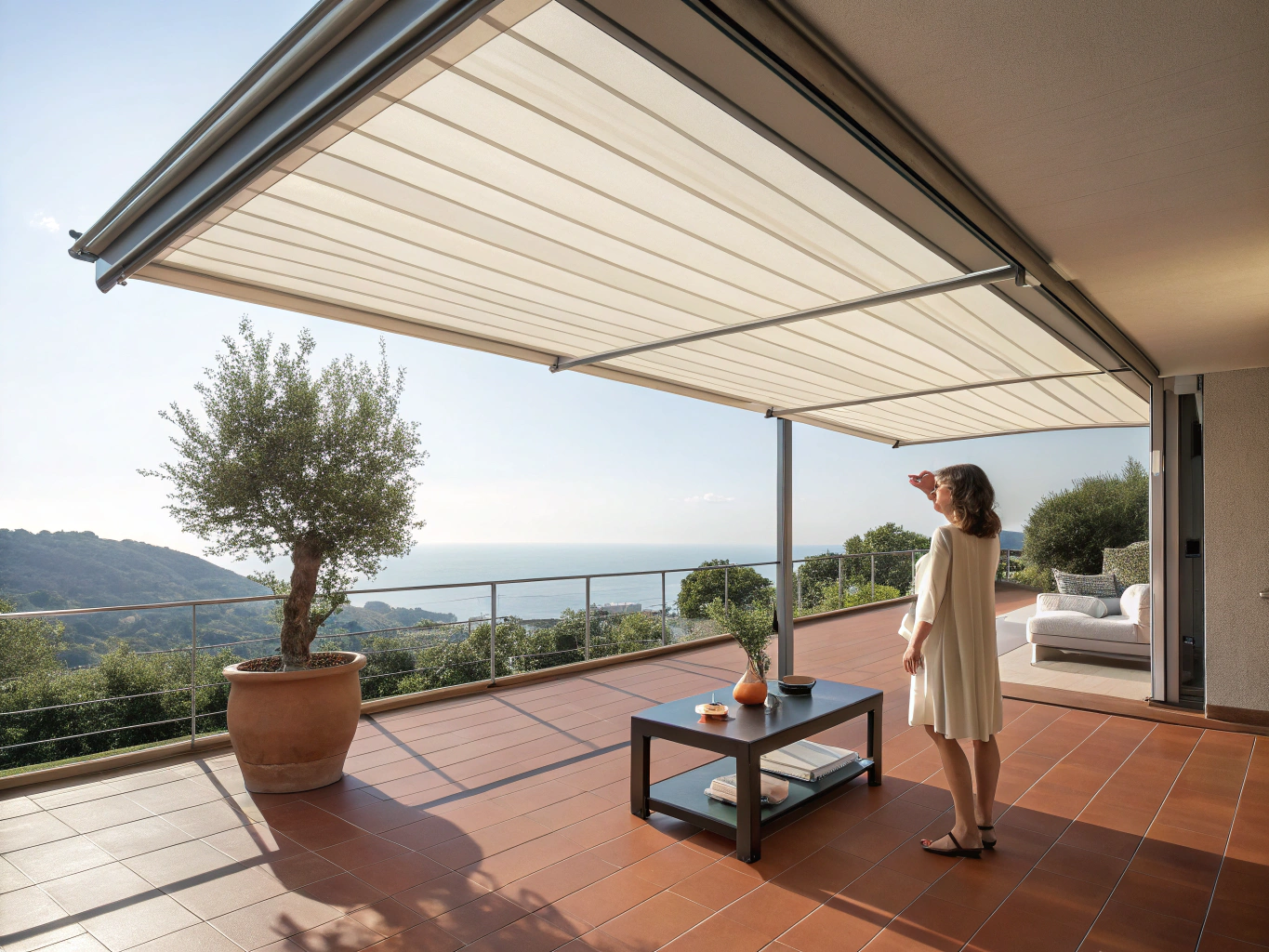 Tenda da sole moderna su un terrazzo panoramico